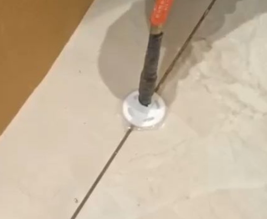 蒲县瓷砖空鼓维修公司专业解答瓷砖在铺贴过程中，如果没有涂抹均匀到位的粘结材料（如水泥砂浆或瓷砖胶），可能会导致以下问题