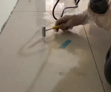 蒲县瓷砖开裂维修公司专业分享瓷砖在铺贴前如果没有沥干水分，将会导致以下问题